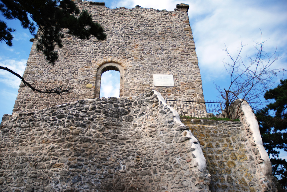 Burgruine Mödling, Turm