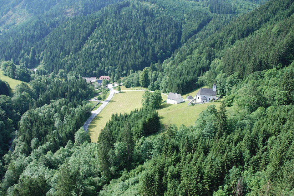 Blick vom Johnsbach-Klettersteig Richtung Gasthof Donnerwirt und Bergsteigerfriedhof