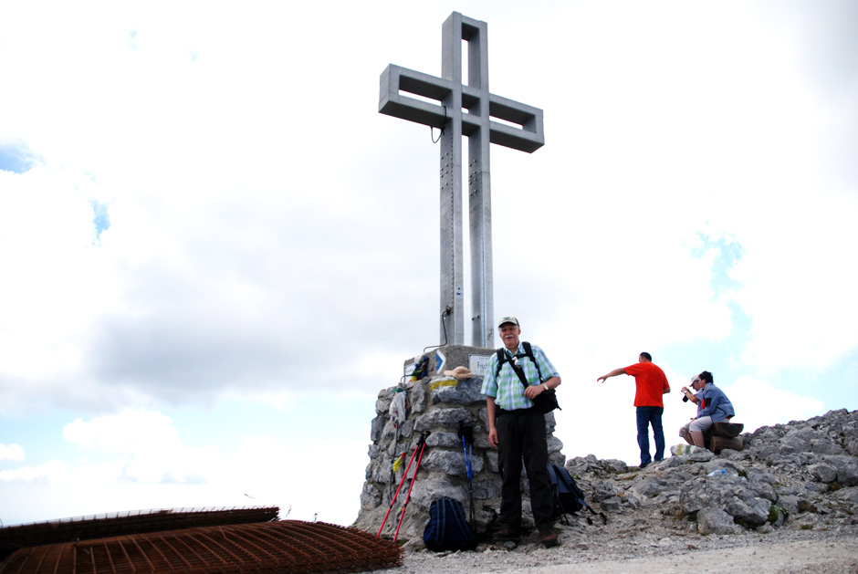 Albert beim Gipfelkreuz Klosterwappen 2.076 m