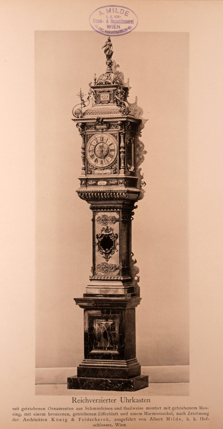 Reichverzierter Uhrkasten mit getriebenen Ornamenten aus Schmiedeeisen und teilweise montiert mit getriebenen Messing, mit einem bronzenen getriebenen Ziffernblatt und einem Marmorsockel