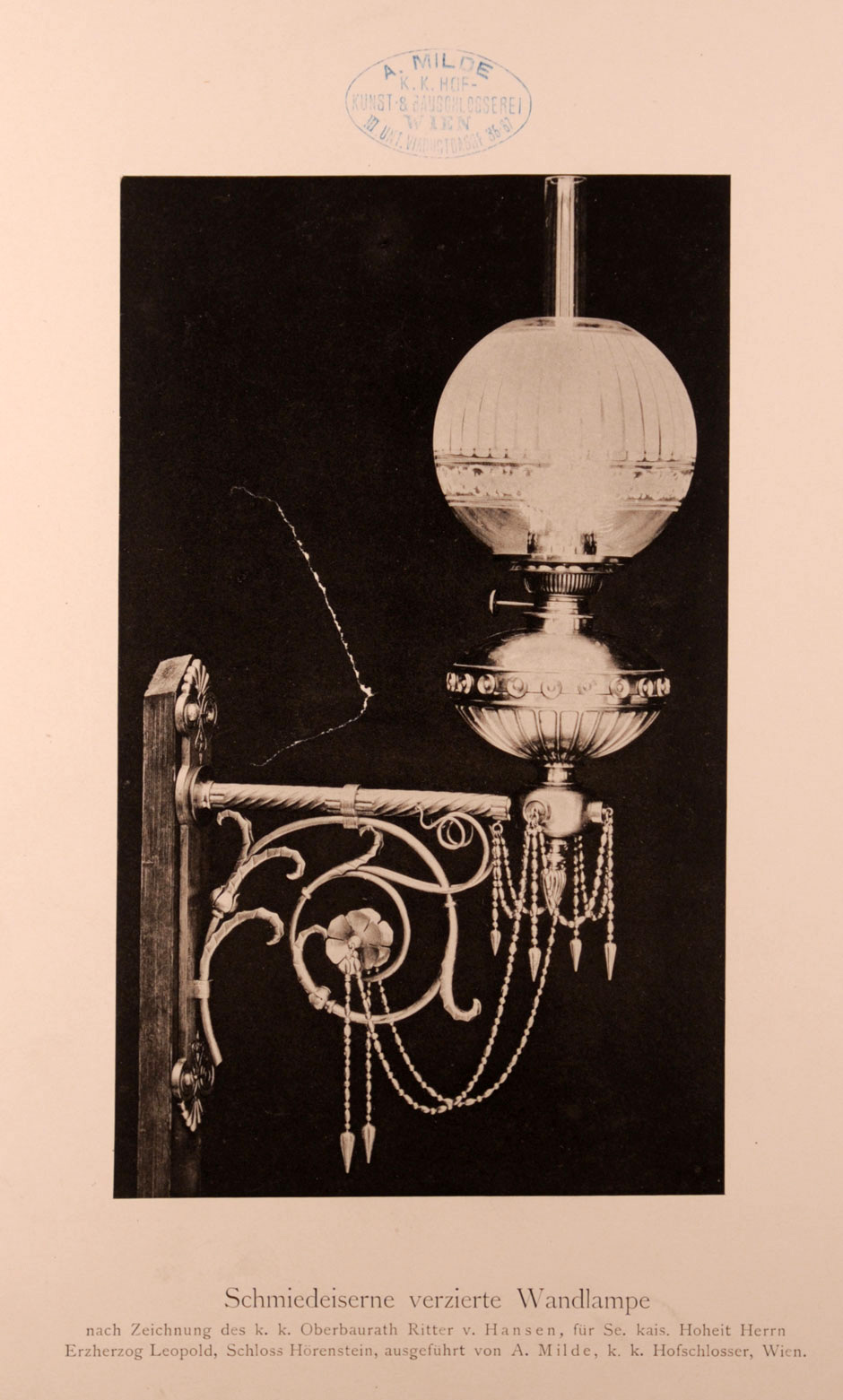 Archivbild: Schloß Hernstein, Schmiedeeiserne verzierte Wandlampe
