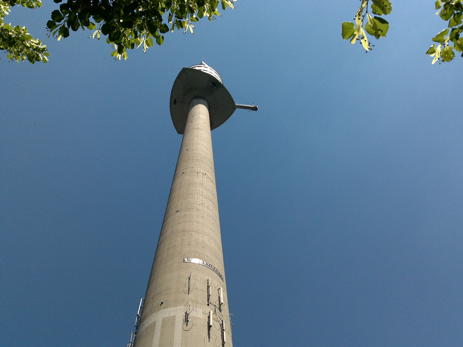 Donauturm mit Ausleger