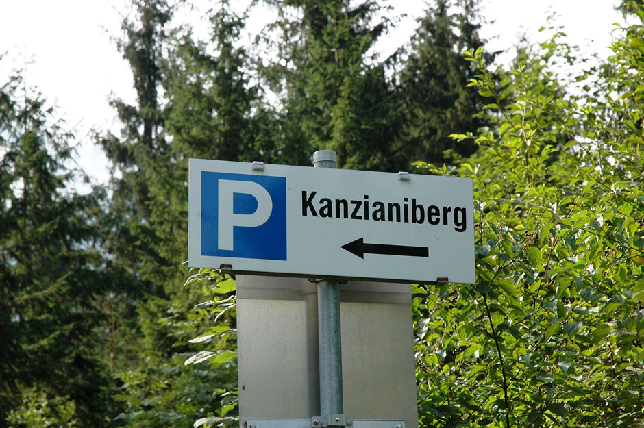 Wegweiser am Parkplatz