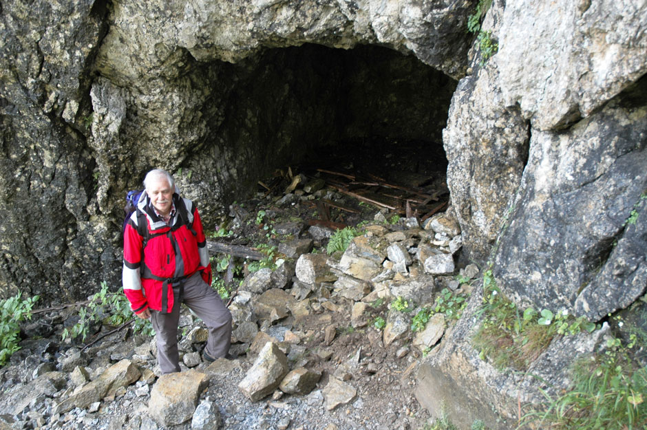 Albert bei einer Höhle