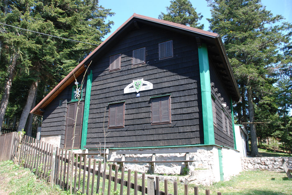Weg zu Alpengasthaus