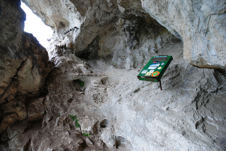 Steigbuch in der Halbhöhle und Durchschlupf zur Leiter