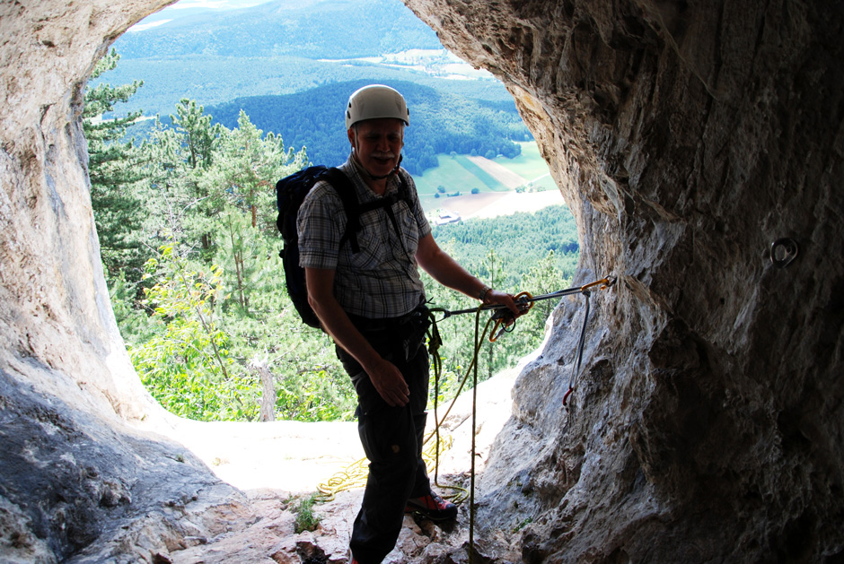 Albert in der Höhle mit Wandbuch