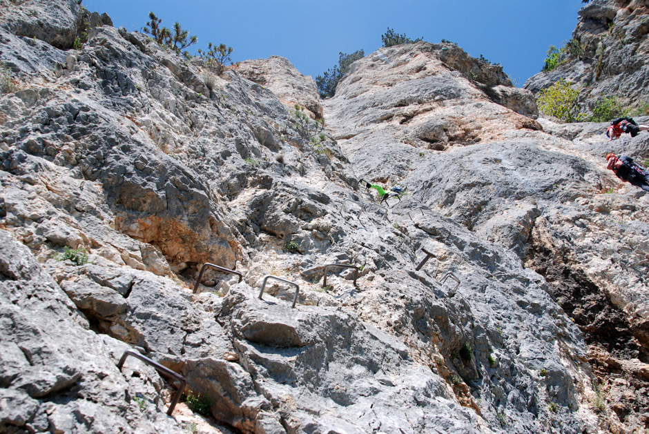 Links Wildenauersteig, recht eine Kletterroute