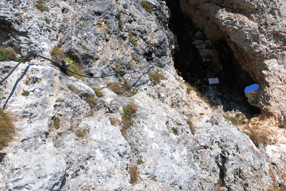 Kronich-Eisenweg, Querung (B) mit kleiner Höhle