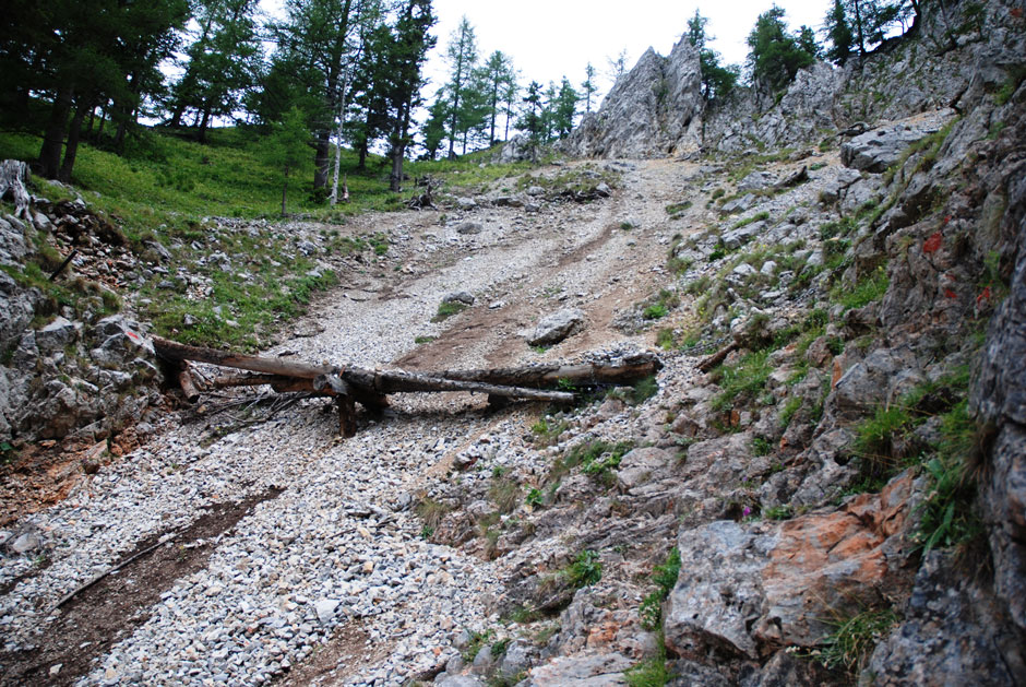 Brücke in der Schotterrinne