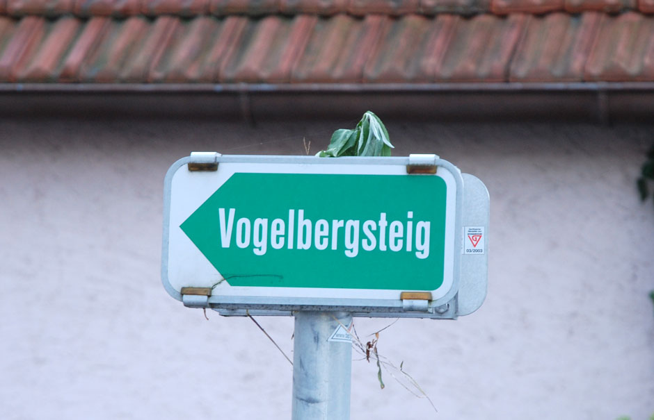 Hinweistafel zum Vogelbergsteig