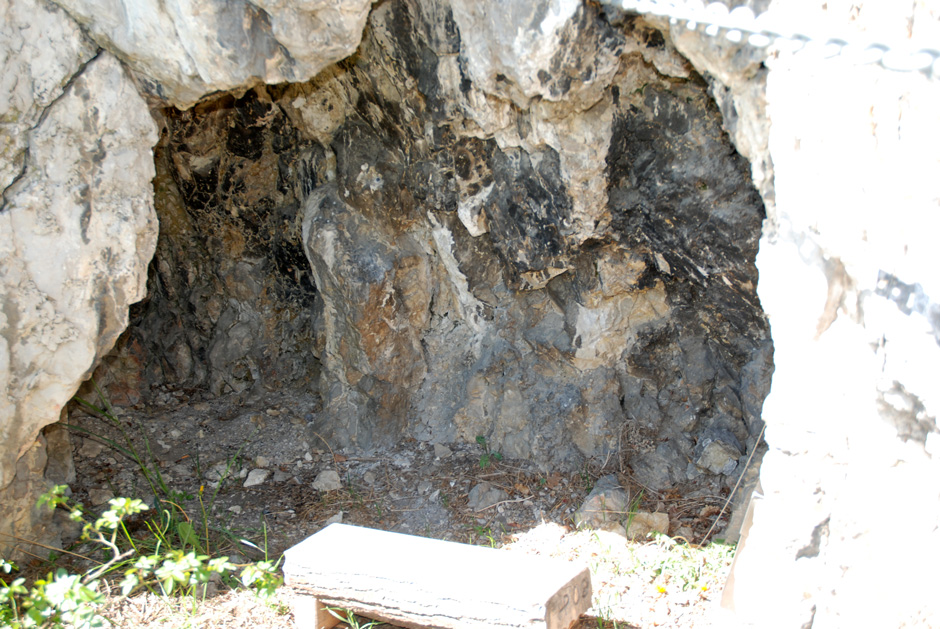 kleine Höhle mit Wandbuch