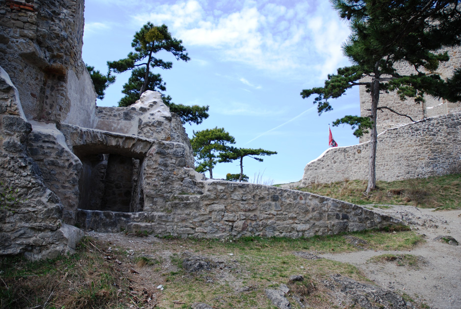 Burgruine Mödling, Innenhof