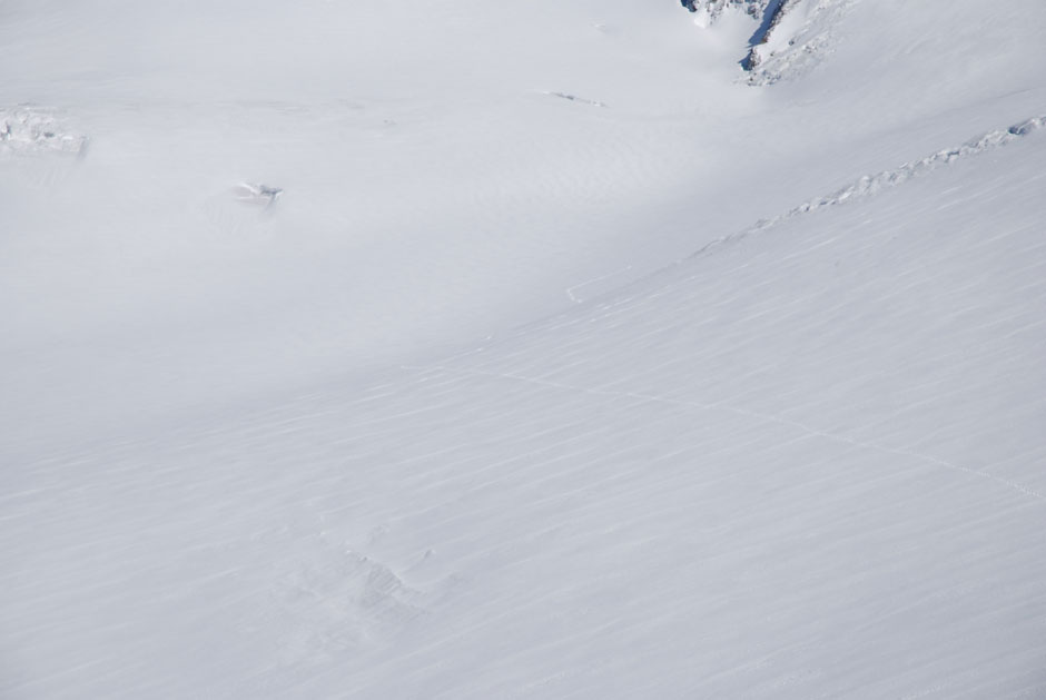 Gletscher mit Neuschnee, Abbruchstelle