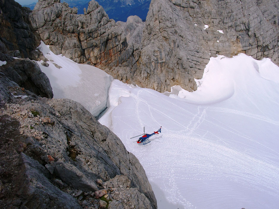 Polizeihubschrauber auf dem Gletscher