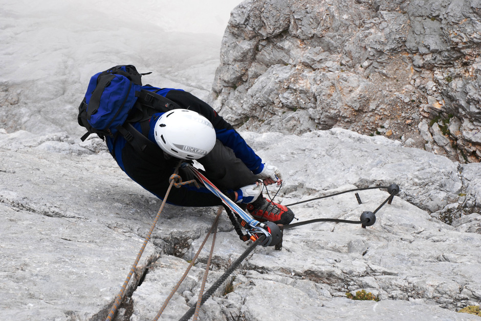 Albert bindet den Schuh in der Wandpassage mit Riss (D)