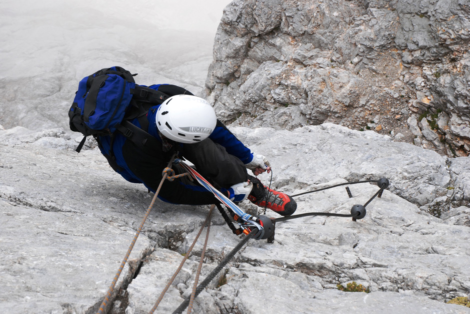 Albert bindet den Schuh in der Wandpassage mit Riss (D