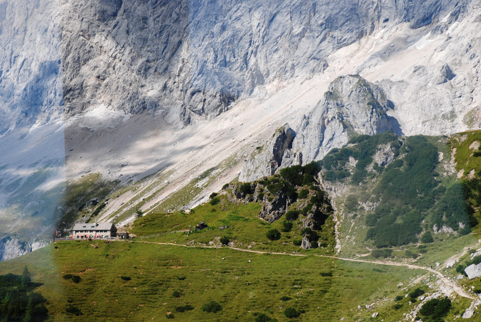 Dachsteinsüdwandhütte mit Anna-Klettersteig