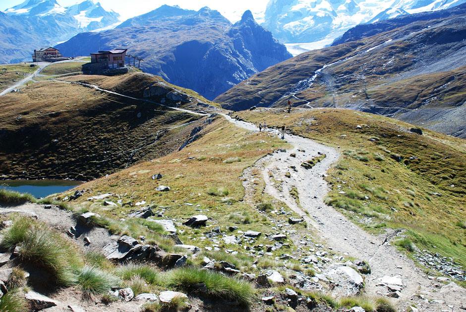 Weg zur Hörnlihütte mit Hotel-Restaurant und Bergstation