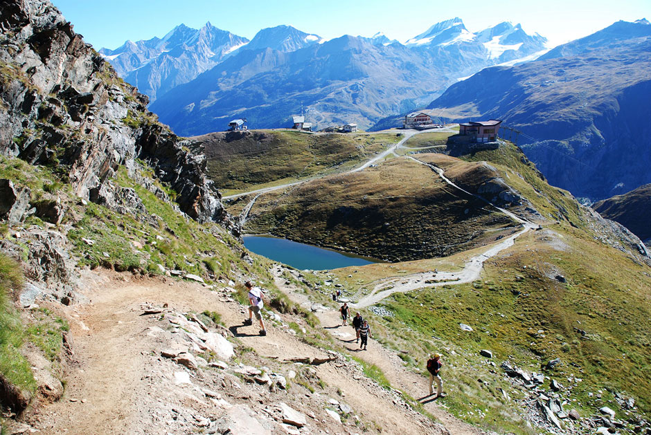 Weg zur Hörnlihütte mit Bergstationen, Hotel-Restaurant und Schwarzsee