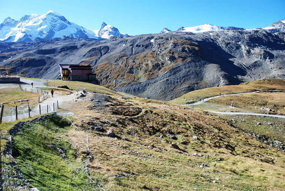 Weg zur Hörnlihütte mit Breithorn und Kleinmatterhorn