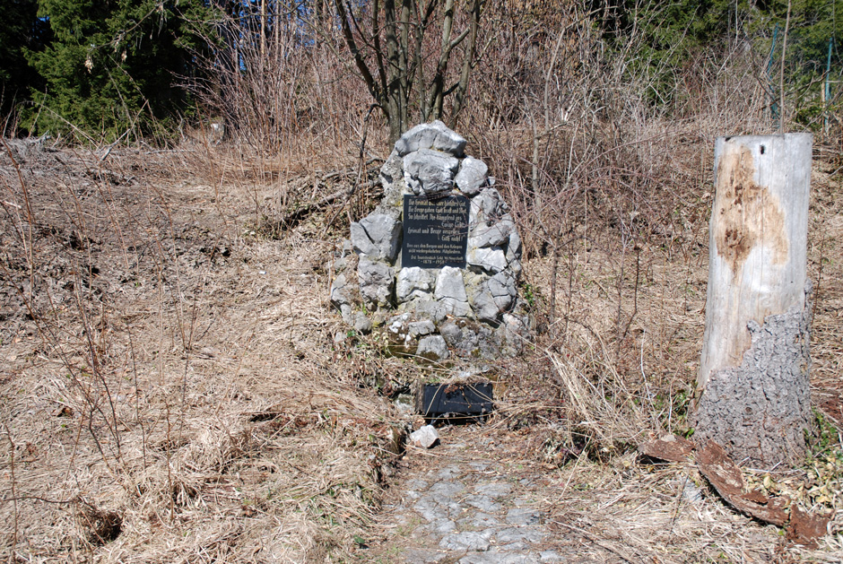 Gedenkstein mit Tafel