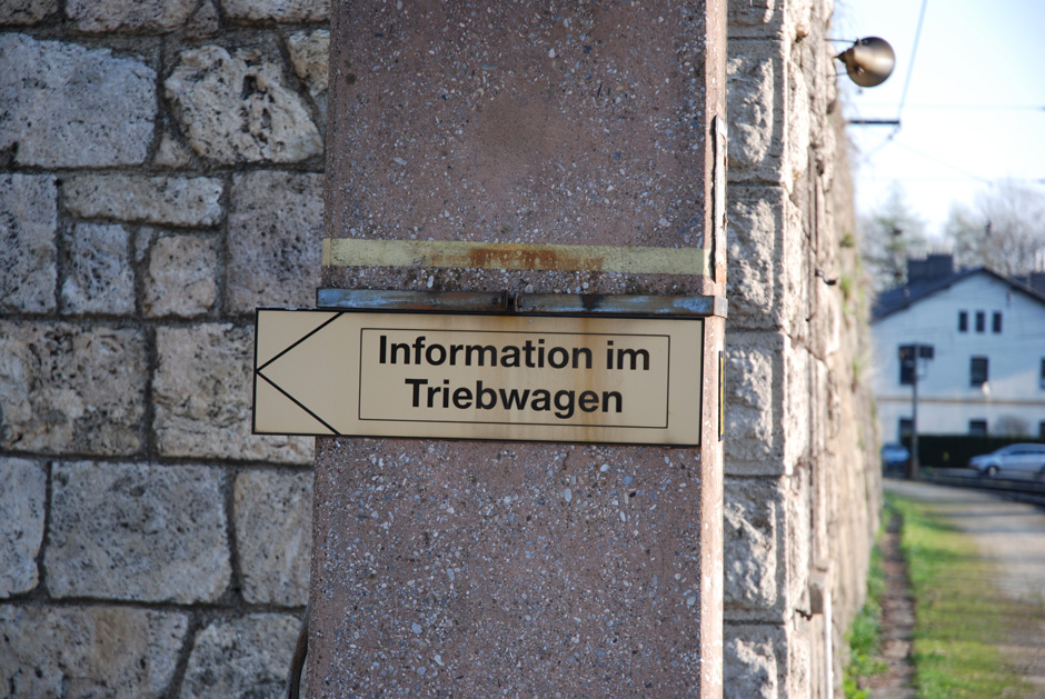 Wegweiser Information im Triebwagen