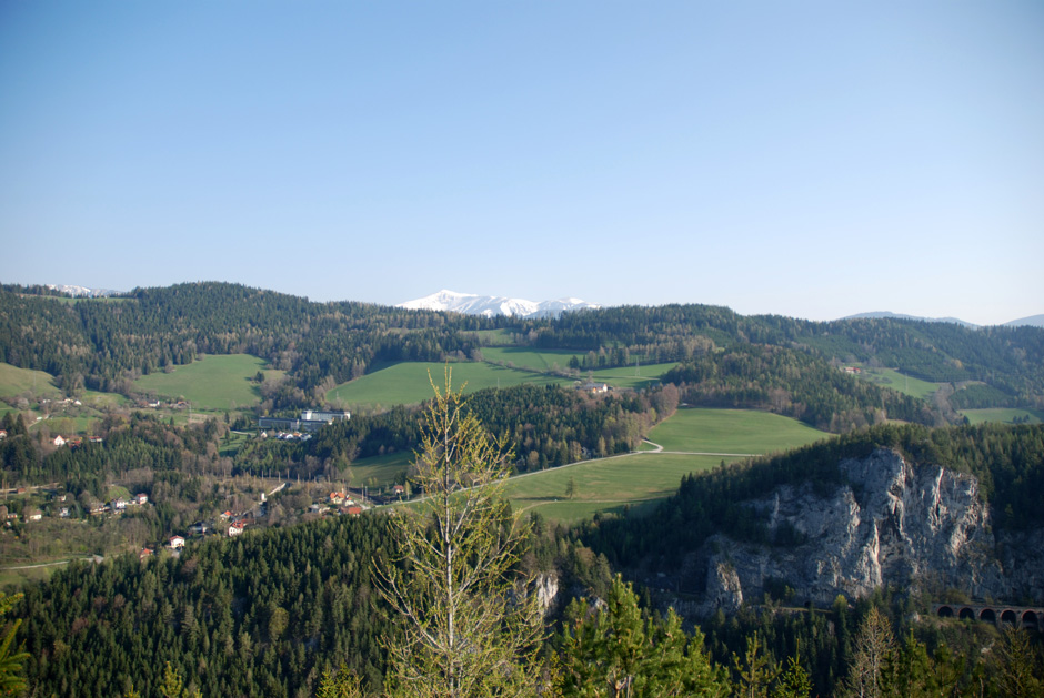 Breitenstein, Schneeberg mit Klosterwappen und Weinzettelwand