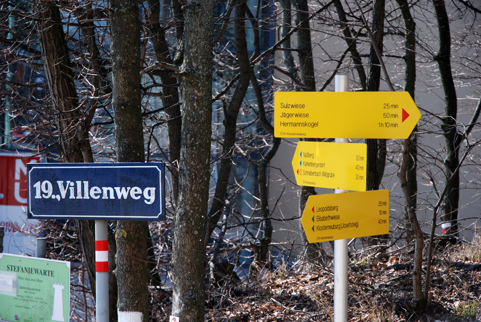 Diverse Wegweiser am Kahlenberg