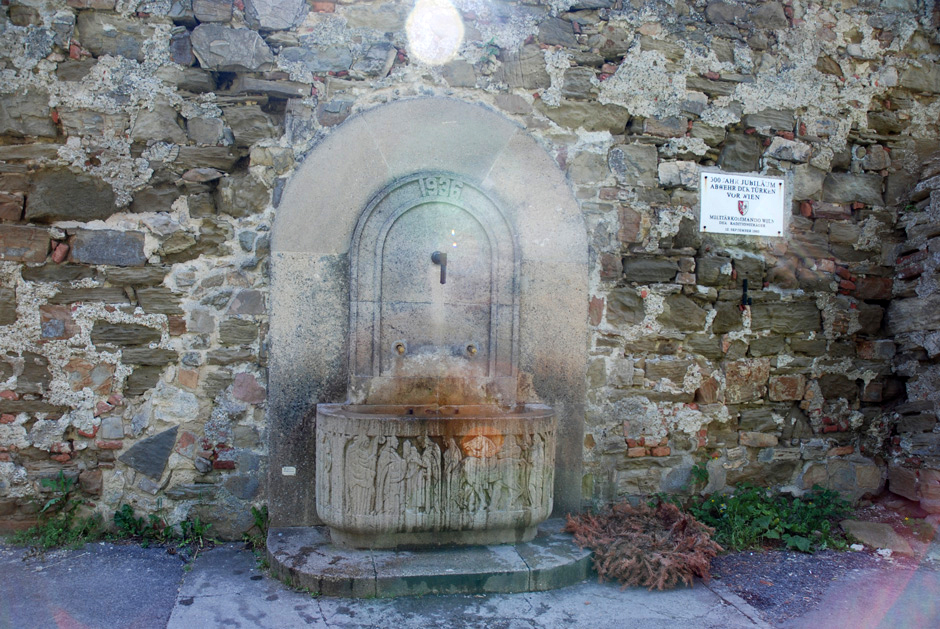 Denkmal und Brunnen am Leopoldsberg