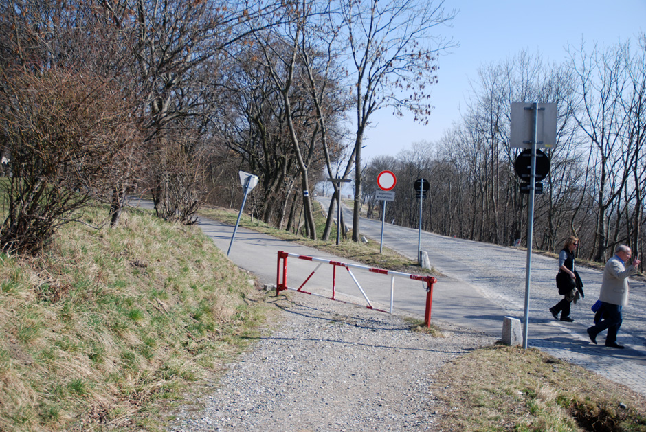 Straßenüberquerung Richtung Am Himmel