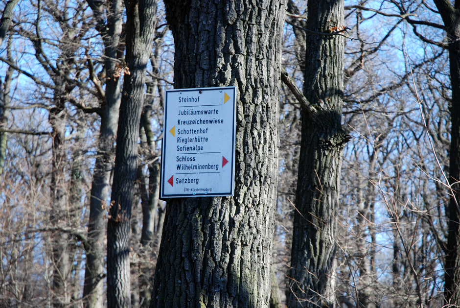 Wegweiser Richtung gelbe Markierung