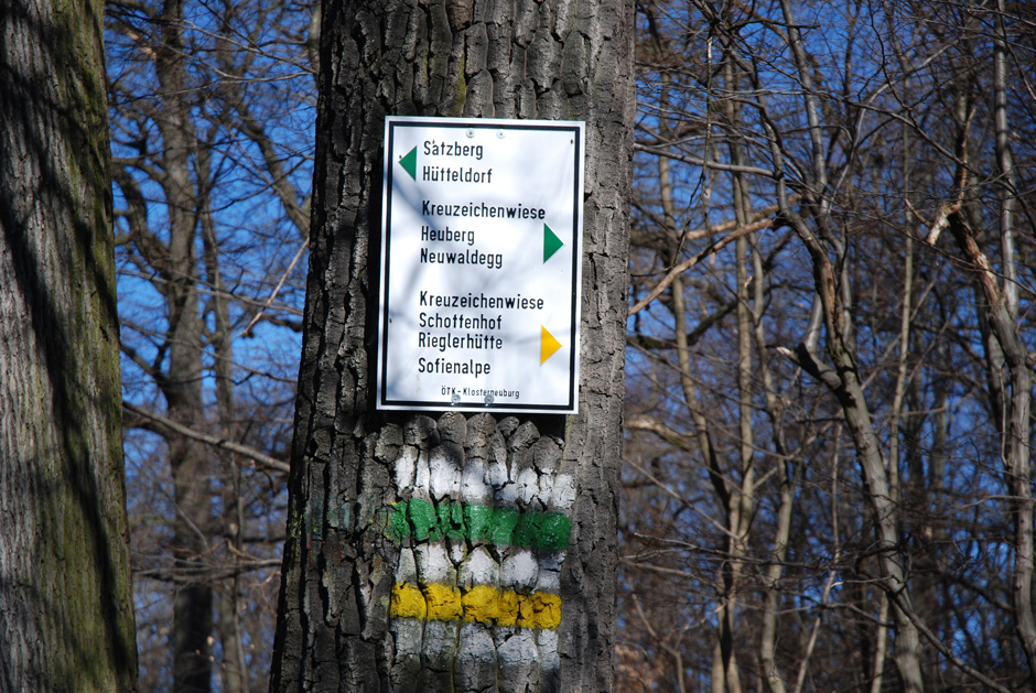 Wegweiser Richtung gelbe Markierung