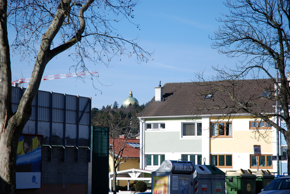 Blick Richtung Kirche am Steinhof