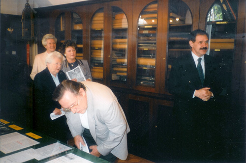 Besucher hören zu: Grete Beer, Emmi Neulinger, Inge Ofner, Gerhard Neulinger, Albert Milde