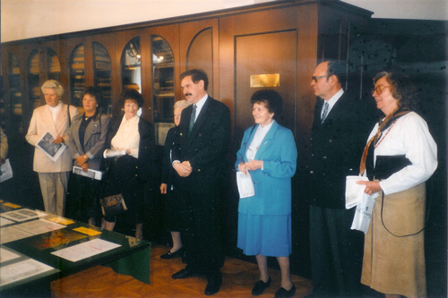 Besucher hören zu: Grete Beer, Inge Ofner, Herta Klein, Emmi Neulinger, Albert Milde, Grete Tettenborn, Erhard Retzbach, Paula Retzbach