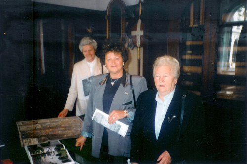 Besucher hören zu: Grete Beer, Inge Ofner, Emmi Neulinger