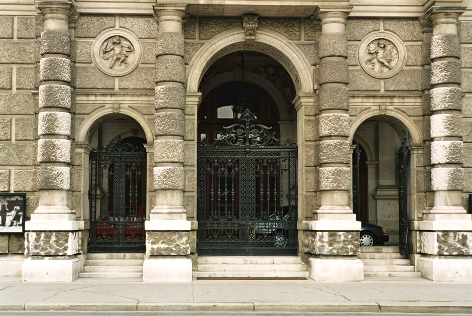 Burgtheater, 3 Gittertore eines Seitenflügels, 1993