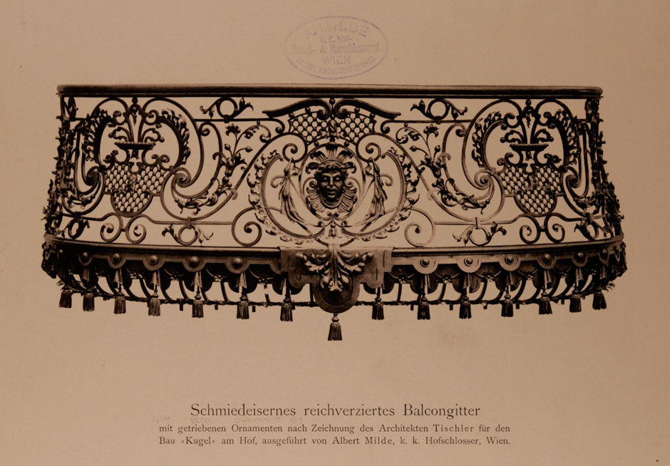 Archivbild: "Zur Goldenen Kugel", Schmiedeeisernes Balkongitter mit reichverzierten getriebenen Ornamenten