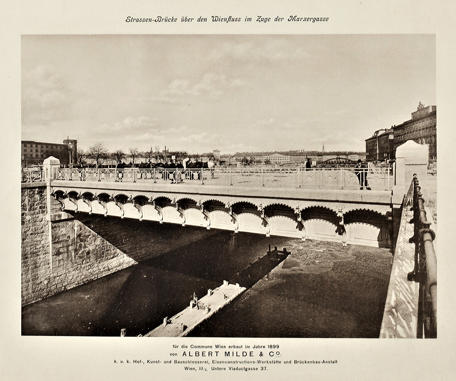 Kleine Marxerbrücke, Straßenbrücke über den Wienfluß, 1899; ausgeführt von der Firma Albert Milde & Co, k. k. Hof-, Kunst- Bauschlosserei, Eisenkonstruktionswerkstätte, und Brückenbau-Anstalt, Wien III, Untere Viaduktgasse 37