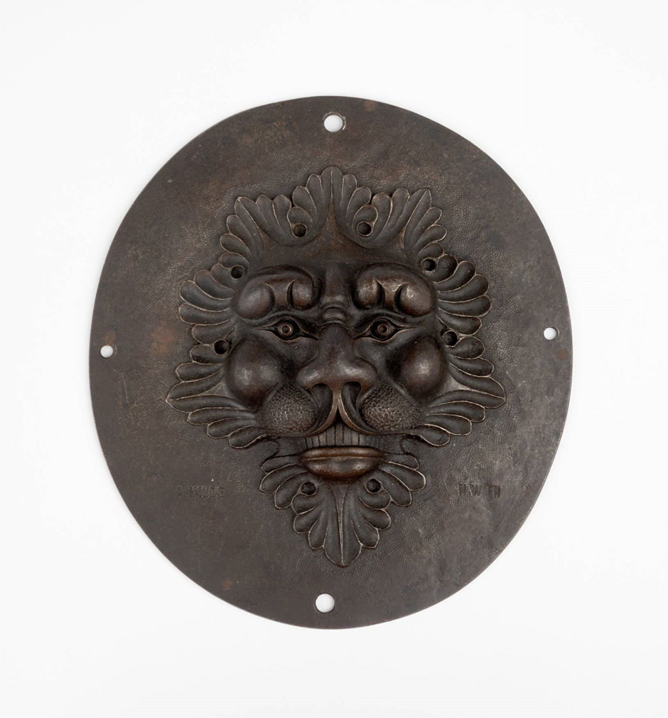 MAK Archivbild 30: Türbeschlag, Eisen geschwärzt, HxB 16x14 cm, 1867 bis 1877