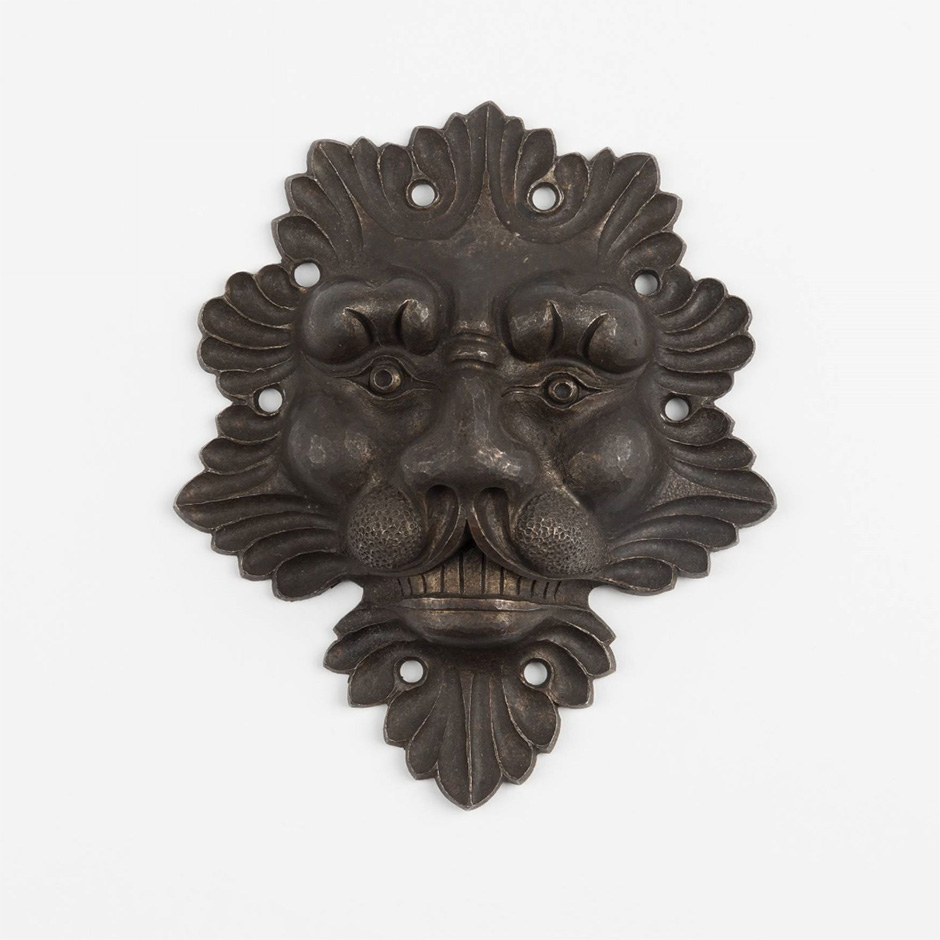 MAK Archivbild 31: Türbeschlag, Eisen geschwärzt, HxB 11,8x10 cm, 1867 bis 1877