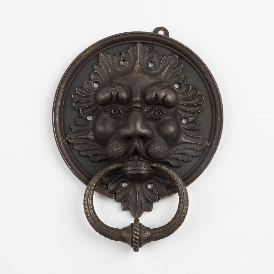 MAK Archivbild 32: Türbeschlag, Eisen geschwärzt, HxB 15,5x11,8 cm, 1867 bis 1877