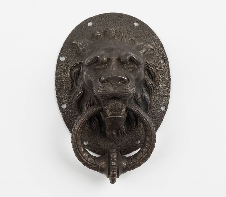 MAK Archivbild 33: Türbeschlag, Eisen geschwärzt, HxB 9,5x6,5 cm, 1867 bis 1877