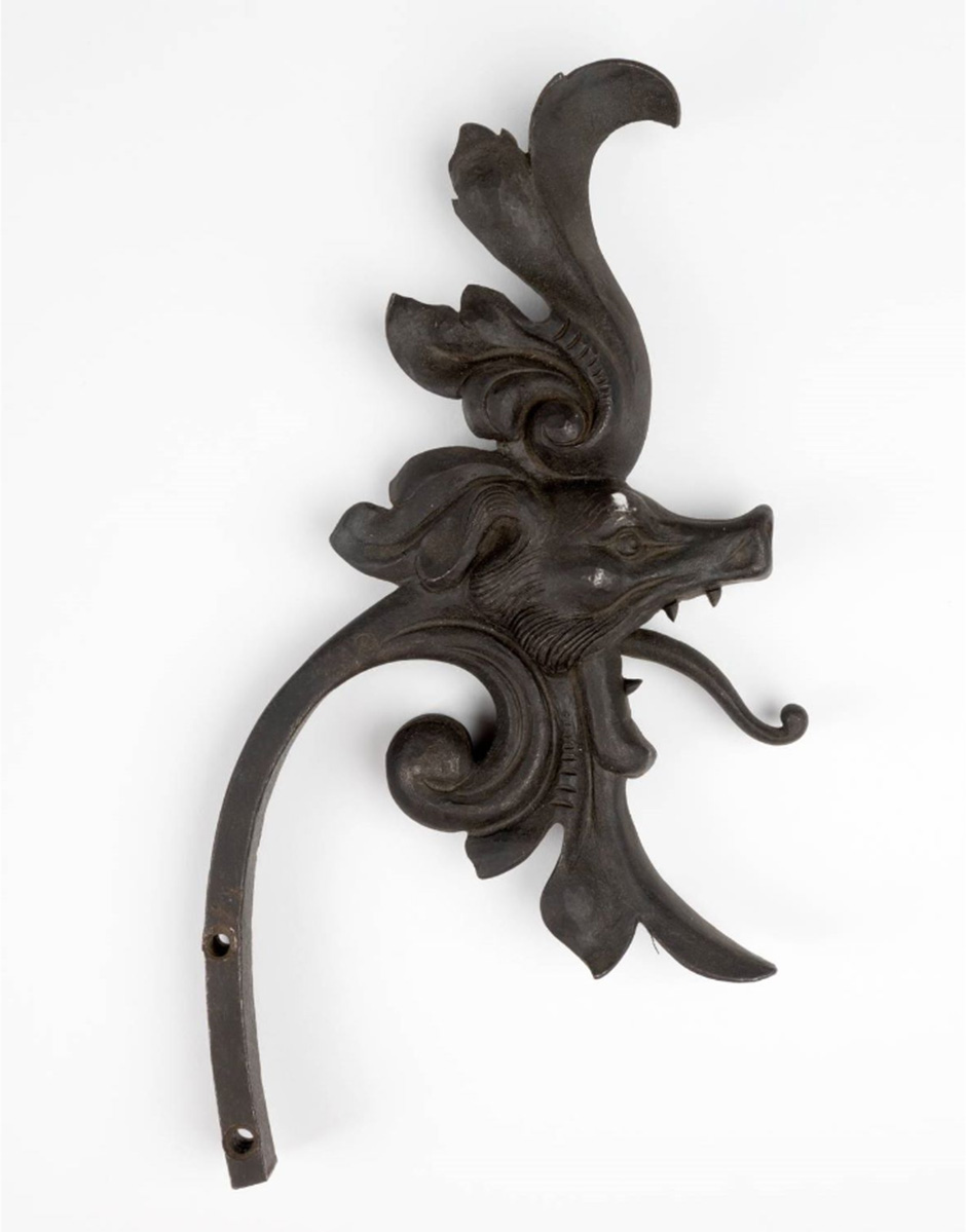 MAK Archivbild 37: Beschlag, Eisen geschwärzt, HxB 22,3x11 cm, 1867 bis 1900