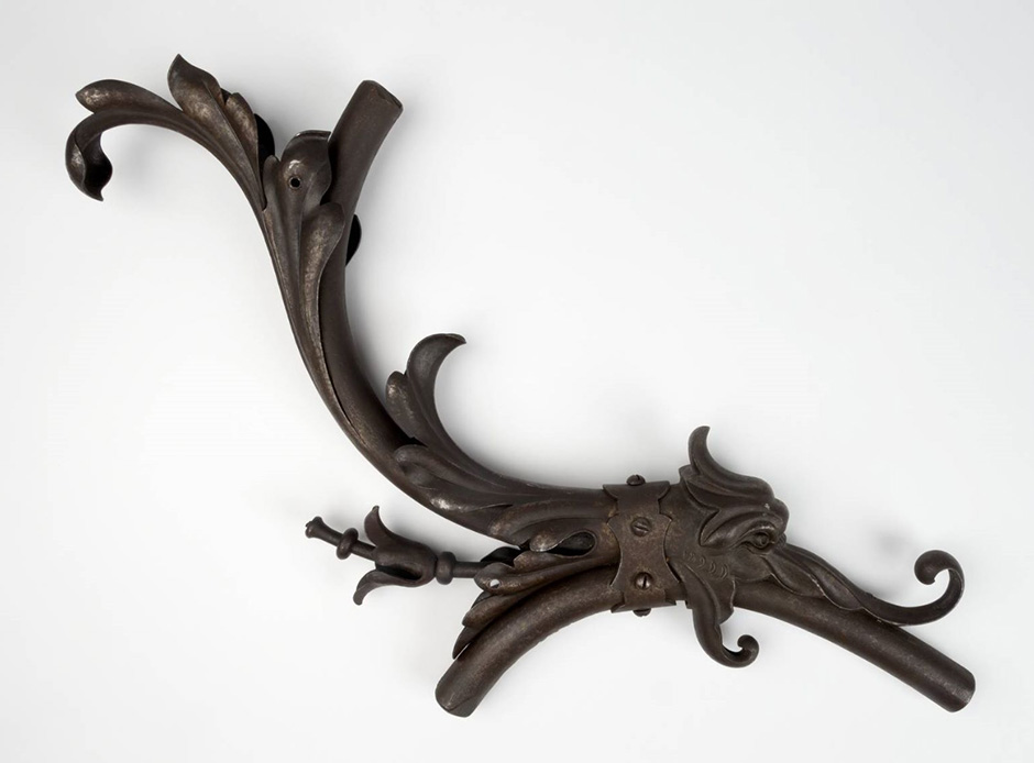 MAK Archivbild 44: Beschlag "Groteske", Eisen geschwärzt, HxB 49x21 cm, 1867 bis 1900