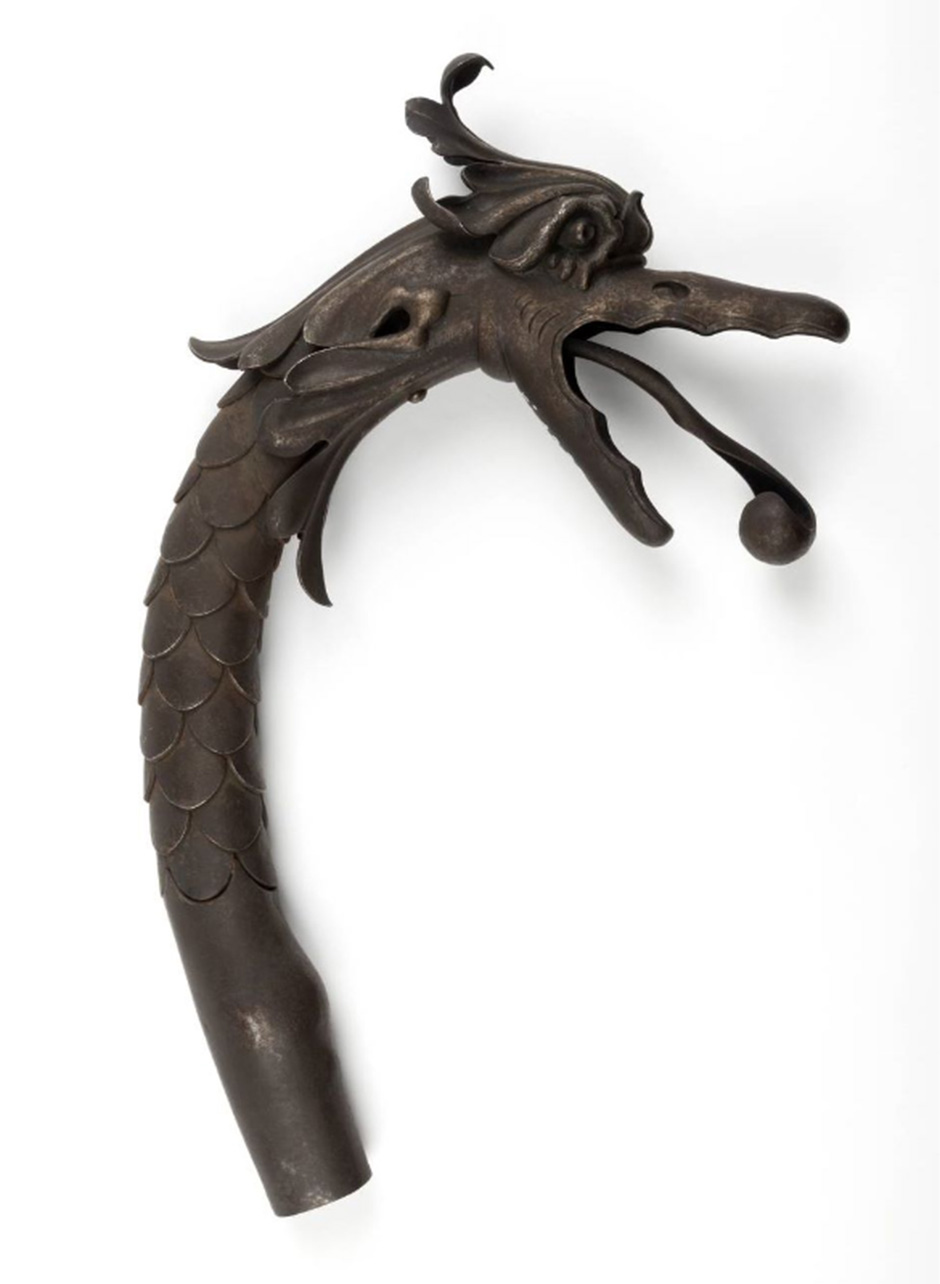 MAK Archivbild 45: Beschlag "Groteske", Eisen geschwärzt, HxB 40x25 cm, 1867 bis 1900