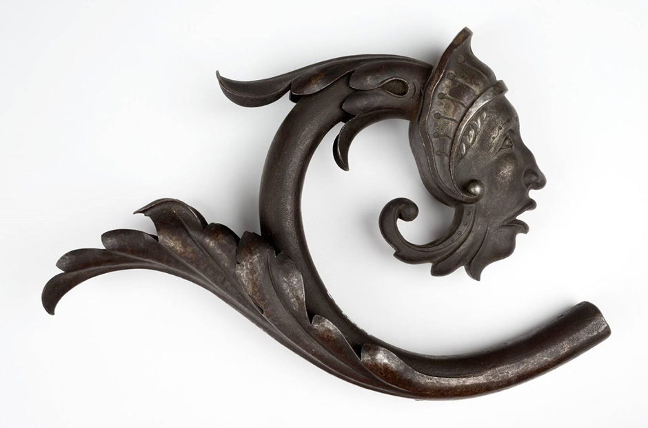 MAK Archivbild 46: Beschlag "Groteske", Eisen geschwärzt, HxB 40x25 cm, 1867 bis 1900