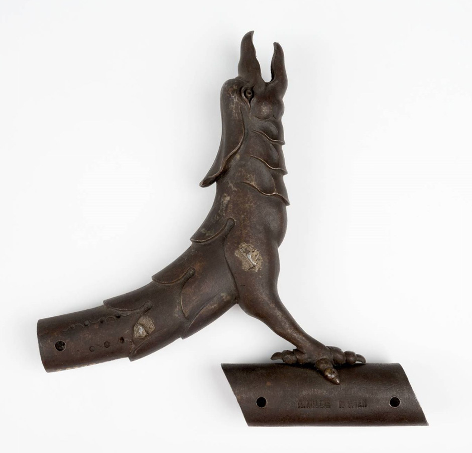 MAK Archivbild 47: Beschlag "Groteske", Eisen geschwärzt, HxB 18x18,5 cm, 1867 bis 1900