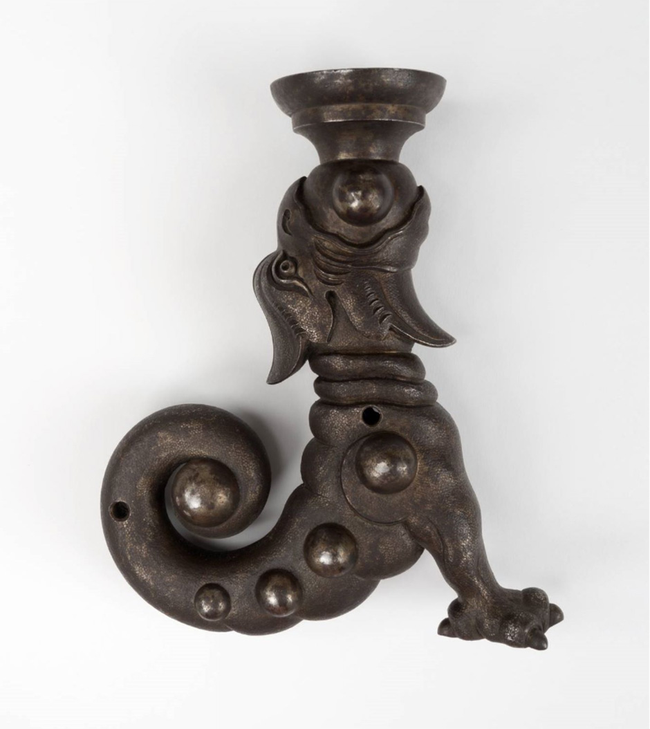MAK Archivbild 48: Beschlag "Groteske", Eisen geschwärzt, HxB 19x13 cm, 1867 bis 1900